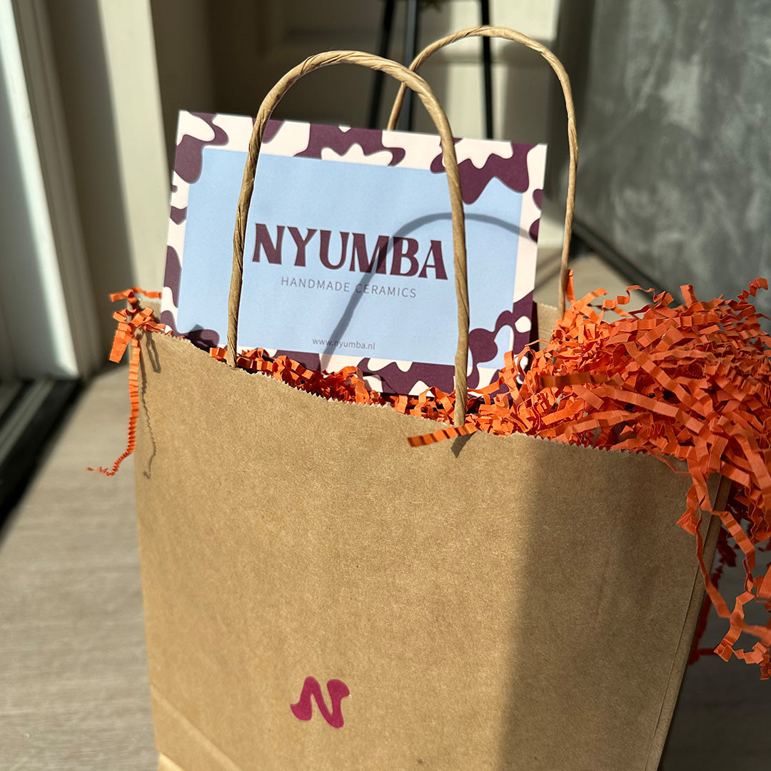 Gratis cadeauservice met Nyumba-tasje + persoonlijk kaartje