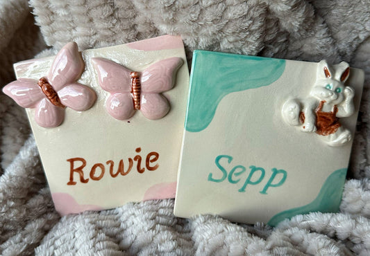 Gepersonaliseerde geboortetegeltjes: betekenisvolle cadeaus van keramiek